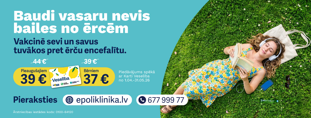 Ērces Priecīga sieviete guļ uz zāles