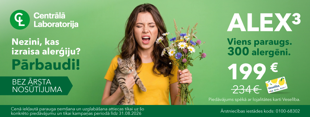 Alex 3 - 300 alergēni Sieviete ar iesnam tur puķes un kaķi rokās